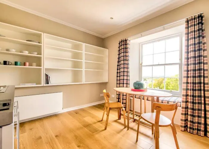 Beautiful Centre Georgian 4 Bed Townhouse With Private Garden * אדינבורו