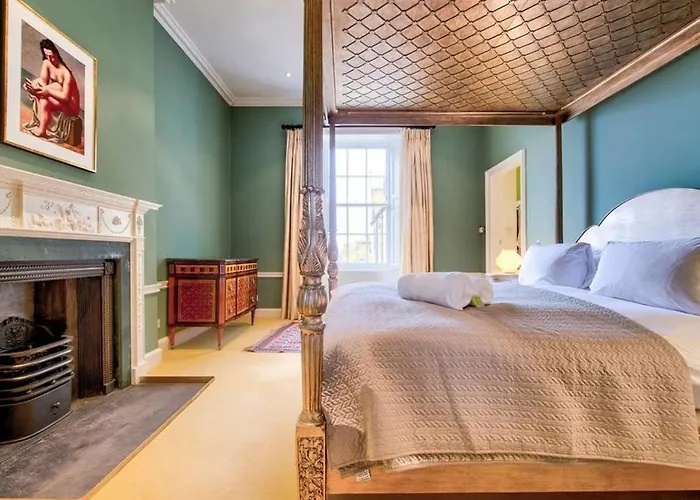 Beautiful Centre Georgian 4 Bed Townhouse With Private Garden אדינבורו