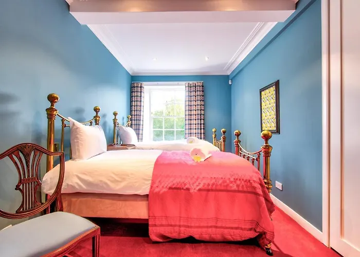 Beautiful Centre Georgian 4 Bed Townhouse With Private Garden *