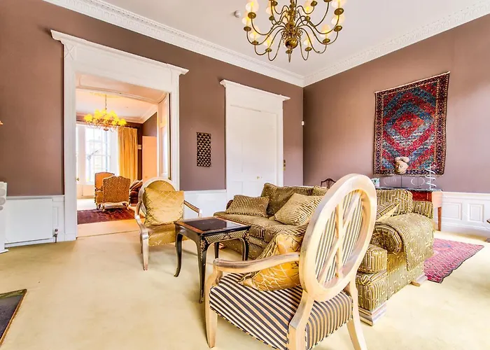 Beautiful Centre Georgian 4 Bed Townhouse With Private Garden בית נופש אדינבורו