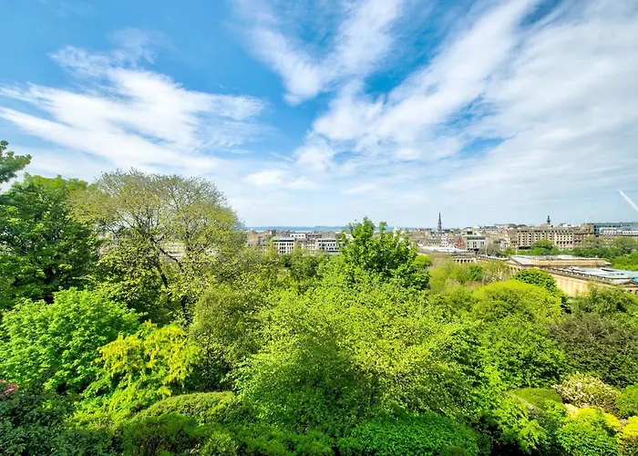 Famous House, 1 Minute From Castle * Edinburgh