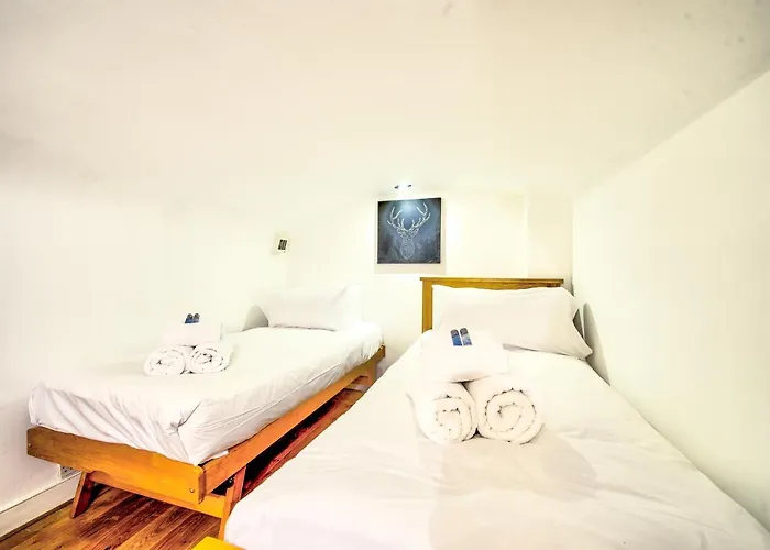 Famous House, 1 Minute From Castle