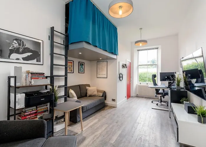 Luxury Architect Designed 13 Mins To Royal Mile Holiday home *