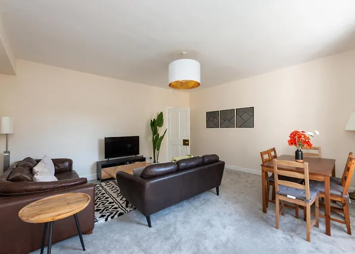 Lovely 3 Bed In אדינבורו