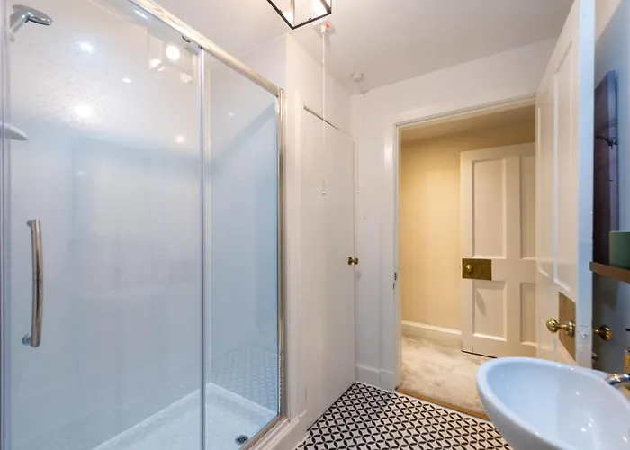 דירה Lovely 3 Bed In אדינבורו