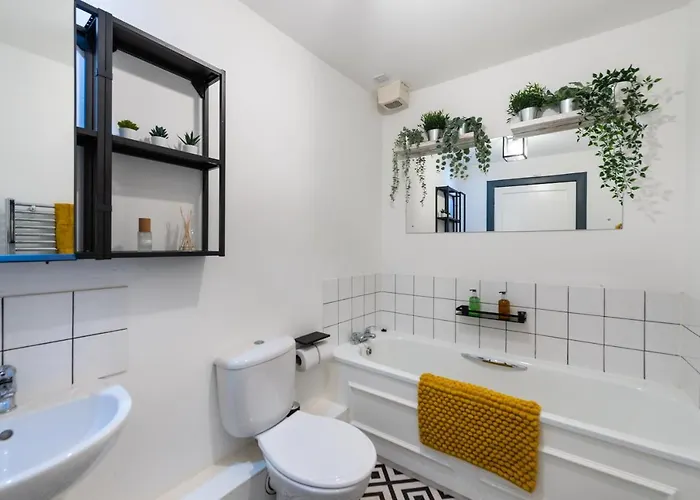 דירה Lovely 3 Bed In אדינבורו