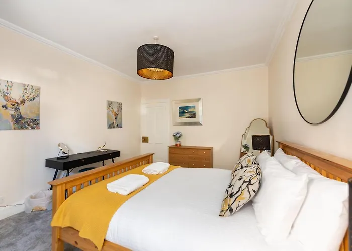 דירה Lovely 3 Bed In