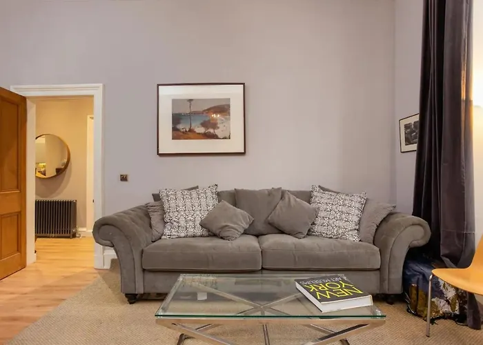 Apartment Spacious 2 Bedroom House Near The Meadows