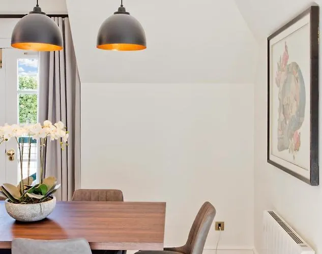 Newly Reno'd 2 Bed With Free Parking Lejlighed *