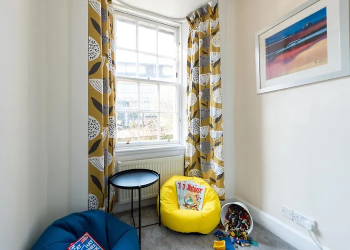 Lovely 3 Bed In דירה