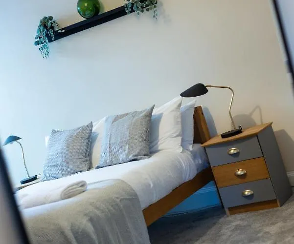 Lovely 3 Bed In דירה *