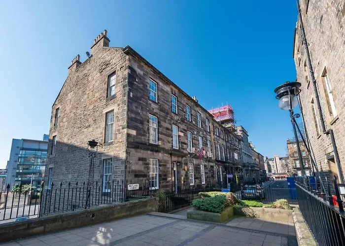 Lovely 3 Bed In דירה