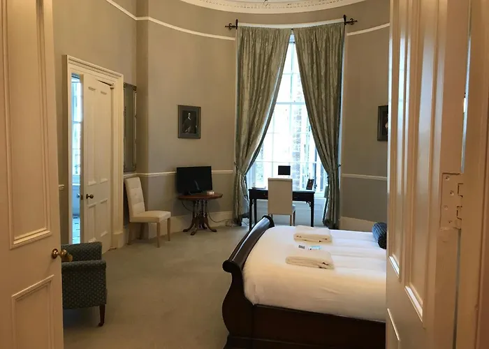 Escape To @ Albyn Place דירה *