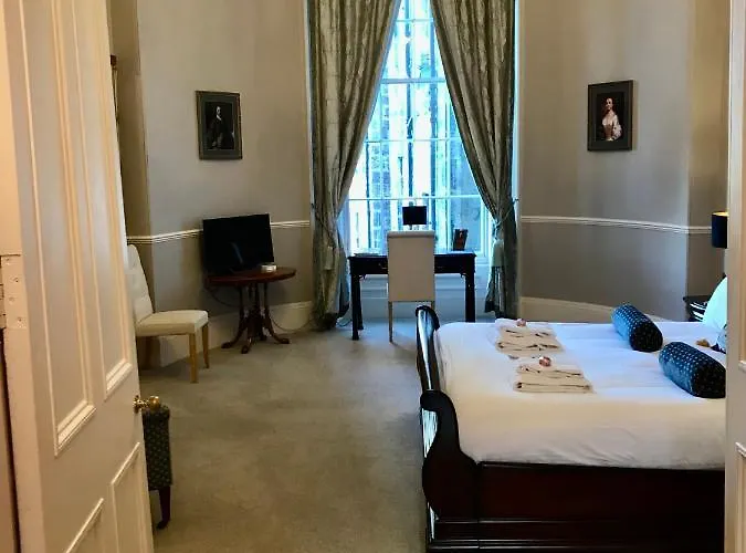 Escape To @ Albyn Place *