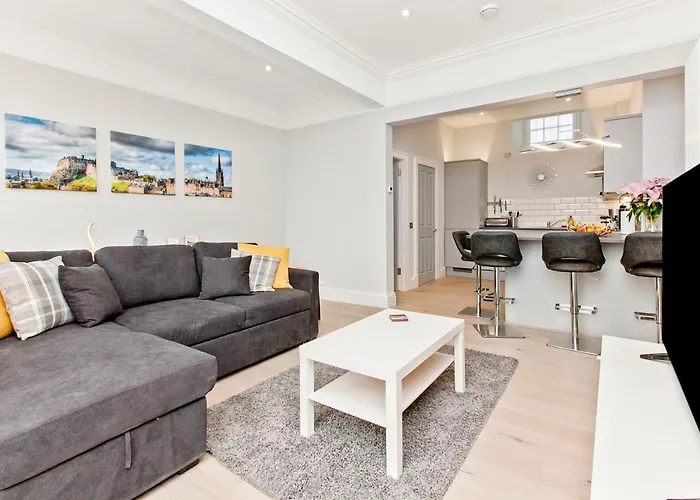 Modern & Spacious 1 Bed Apt, West End Apartament *