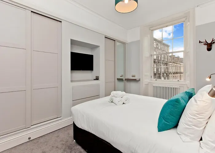 Modern & Spacious 1 Bed Apt, West End