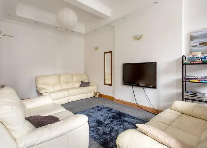 Joivy 3 Bed Flat In Old Town, Close To Grassmarket