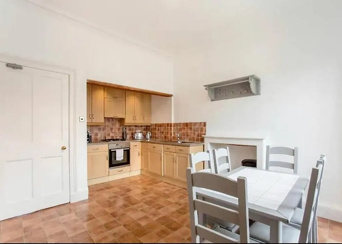 Modern, Bright & Spacious 3 Bedroom In The Heart Of The Centre - Double Beds - Sleeps Up To 6 Guests Lejlighed *