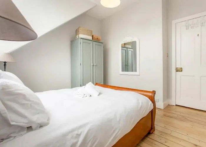 Lejlighed Modern, Bright & Spacious 3 Bedroom In The Heart Of The Centre - Double Beds - Sleeps Up To 6 Guests *