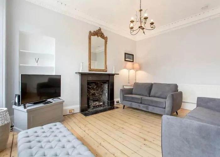 Modern, Bright & Spacious 3 Bedroom In The Heart Of The Centre - Double Beds - Sleeps Up To 6 Guests *