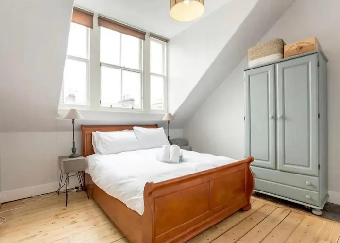 Lejlighed Modern, Bright & Spacious 3 Bedroom In The Heart Of The Centre - Double Beds - Sleeps Up To 6 Guests *