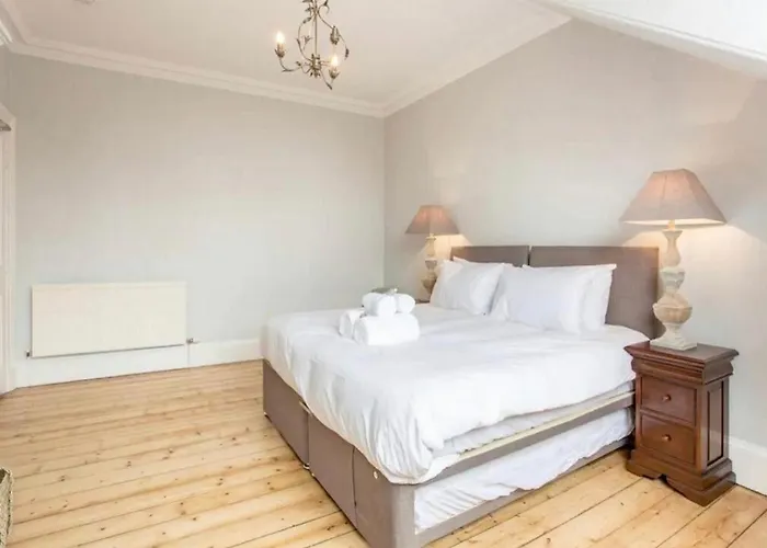 Modern, Bright & Spacious 3 Bedroom In The Heart Of The Centre - Double Beds - Sleeps Up To 6 Guests * 爱丁堡