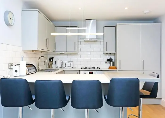 Modern 3 Bedroom Apartment, West End *