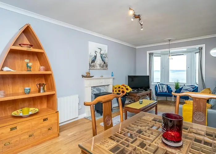 Stunning Flat With Sea View And Parking - Pass The Keys