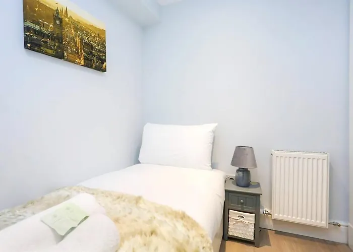 Modern 3 Bedroom Apartment, West End Edinburgh