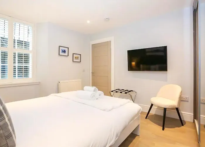 Modern 3 Bedroom Apartment, West End Daire *