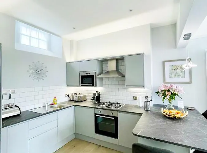 Modern & Spacious 1 Bed Apt, West End Apartament