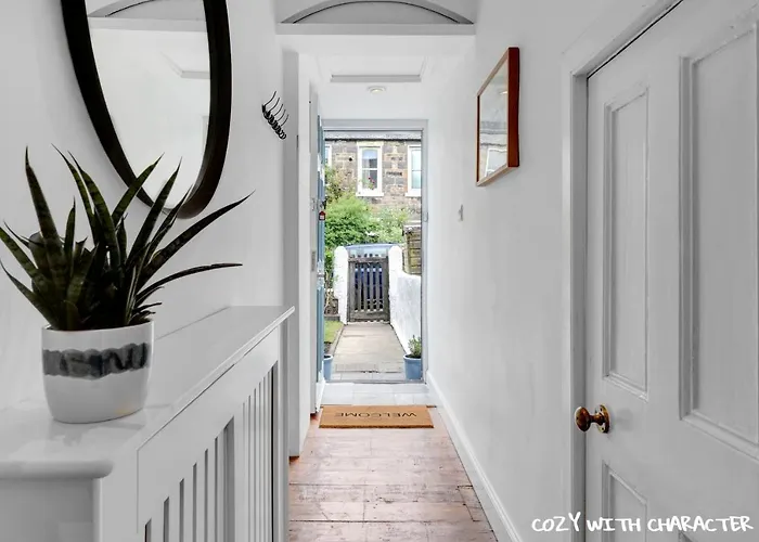 Cozy With Character Cochrane At Leith Links Park Apartment *