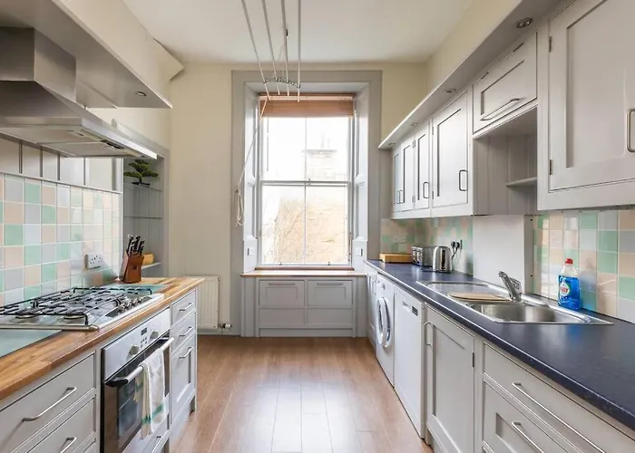 Stunning 3 Bedroom Flat In Bruntsfield *