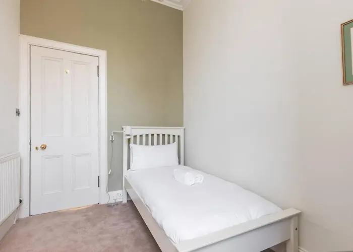 Stunning 3 Bedroom Flat In Bruntsfield דירה אדינבורו