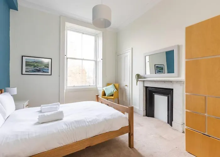 Stunning 3 Bedroom Flat In Bruntsfield *