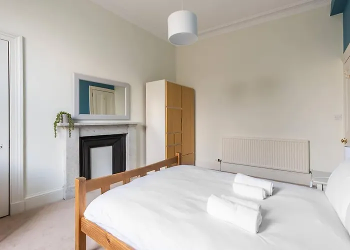 Stunning 3 Bedroom Flat In Bruntsfield אדינבורו