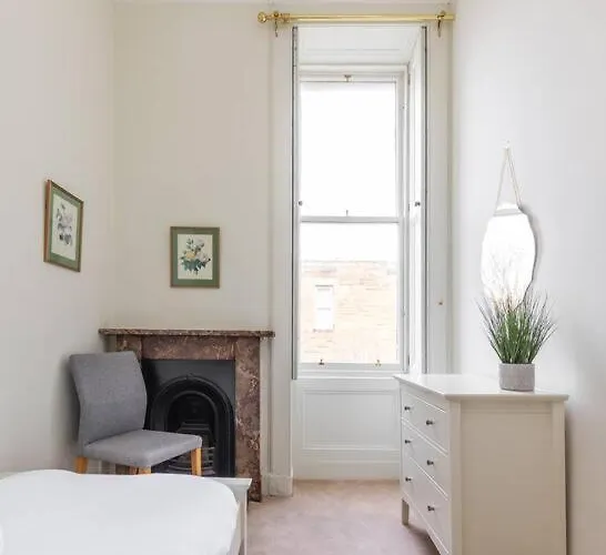 Stunning 3 Bedroom Flat In Bruntsfield דירה אדינבורו