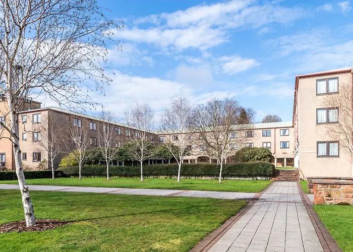 Hotel First Holland House 2*