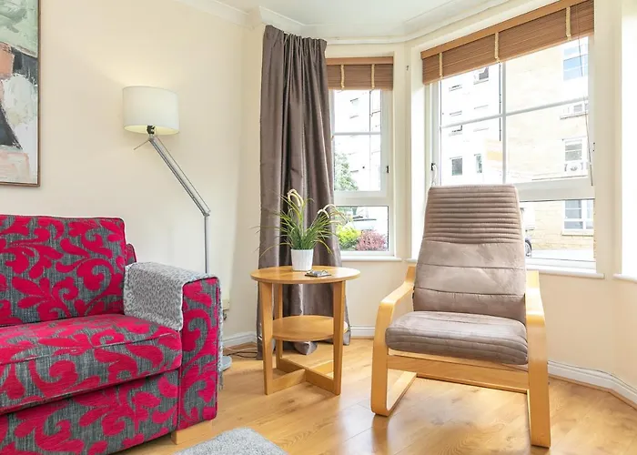 Апартаменты Dicksonfield Quiet Central Family With Parking *