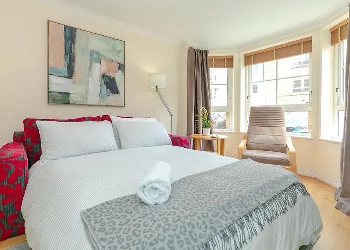 Апартаменты Dicksonfield Quiet Central Family With Parking *