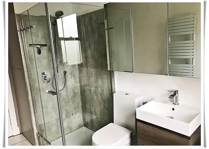 شقة Spacious And Modern 2 Bedroom Flat Near The Centre *