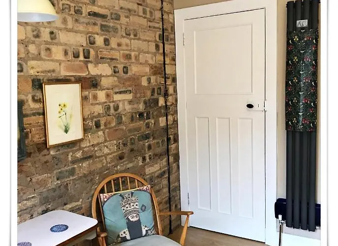 Spacious And Modern 2 Bedroom Flat Near The Centre