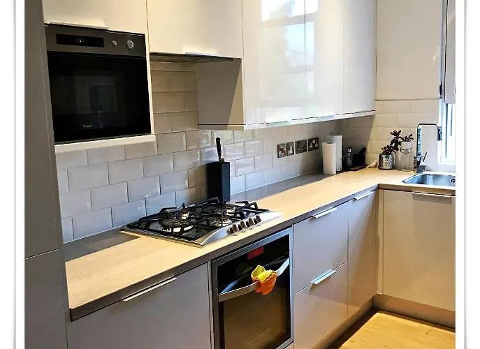 Spacious And Modern 2 Bedroom Flat Near The Centre *