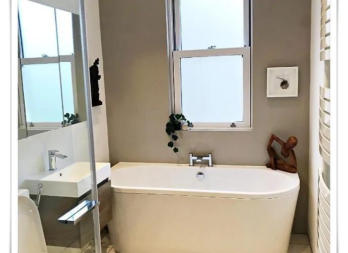 Spacious And Modern 2 Bedroom Flat Near The Centre *