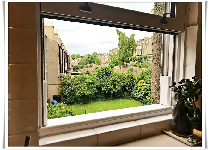 Spacious And Modern 2 Bedroom Flat Near The Centre Edinburgh