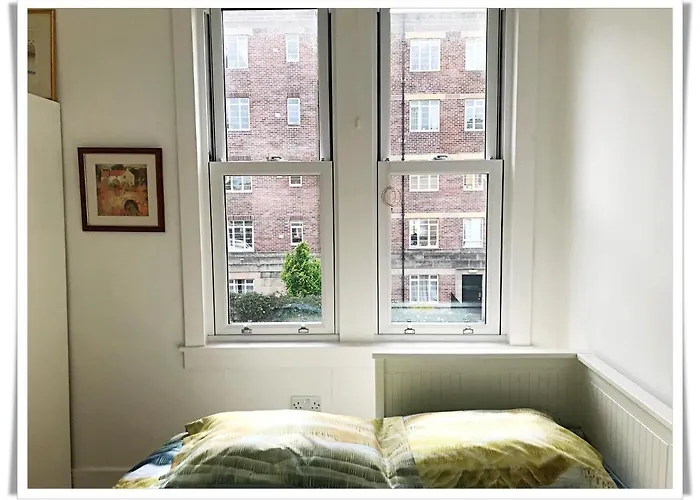 Spacious And Modern 2 Bedroom Flat Near The Centre Edinburgh