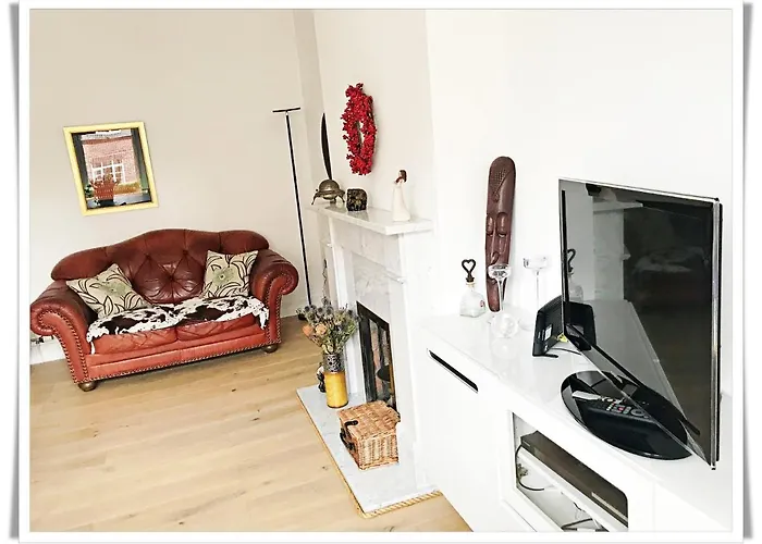 Spacious And Modern 2 Bedroom Flat Near The Centre شقة *