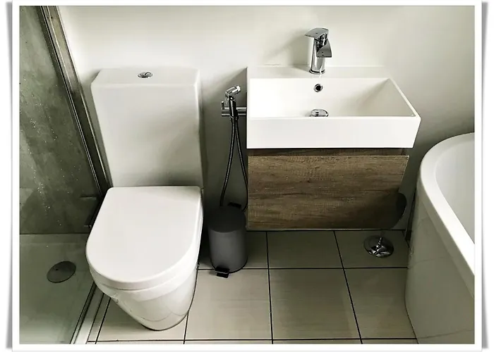 Spacious And Modern 2 Bedroom Flat Near The Centre شقة *