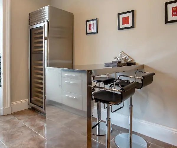 Exclusive 2 Bed, Free Private Parking, In West End Апартаменты