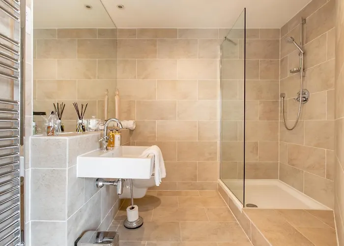 Exclusive 2 Bed, Free Private Parking, In West End *